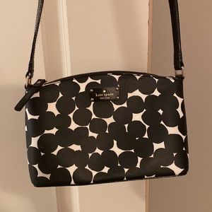 Adorable Kate Spade black & wht cross body w/adjustable strap. Excellent Cond.